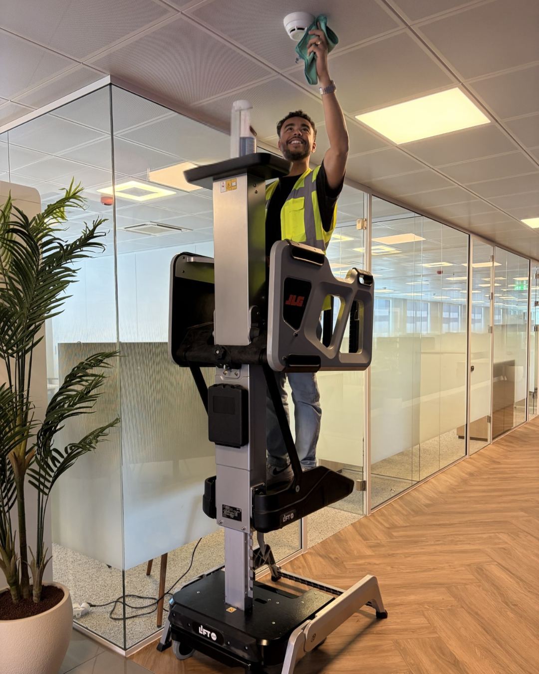 UpSafe LiftPod hoogwerker voor veilig hoger werken binnen